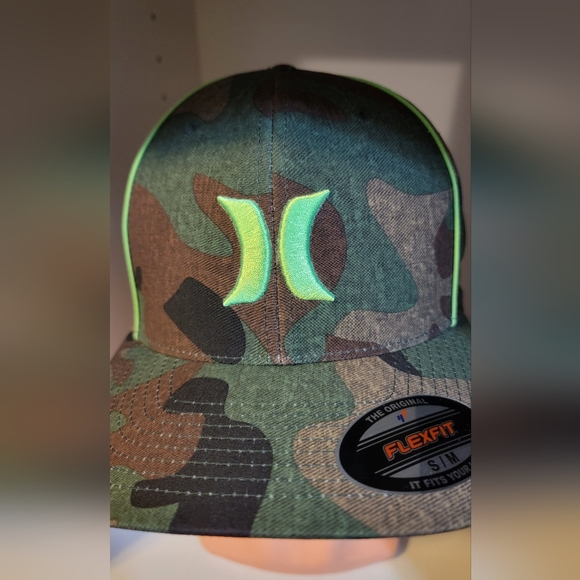 BNWT Hurley Flexfit Camo Hat (S/M) - Picture 4 of 7
